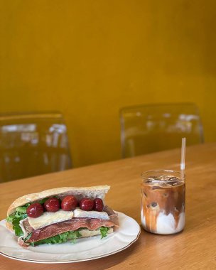 Peynirli sandviç ve kahve.