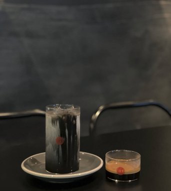 Masanın üzerinde bir bardak kahve.