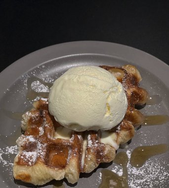 Krem şanti ve çilekli lezzetli bir waffle 'ın yakın çekimi.