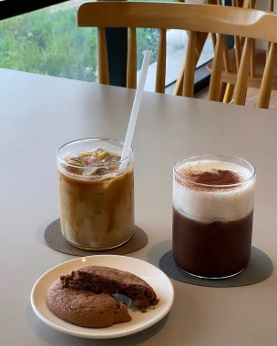 Kahve ve bir fincan kahve.