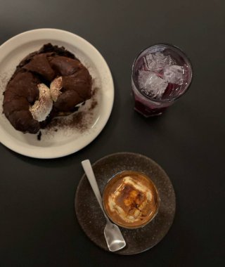 Kahve ve kurabiye ahşap bir masa üzerinde