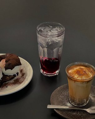 Dondurmalı kahve ve tahta arka planda çikolata.