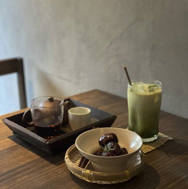 Kahve fincanı ve çay ahşap masada.