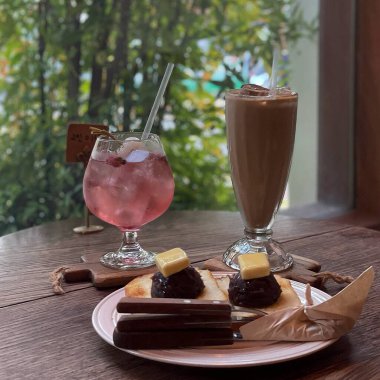 Çikolatalı dondurma ve tahta masada çikolata.