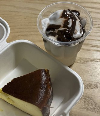 Çikolata soslu, çikolatalı dondurma..