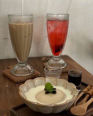 Ahşap arka planda buzlu süt kokteyli