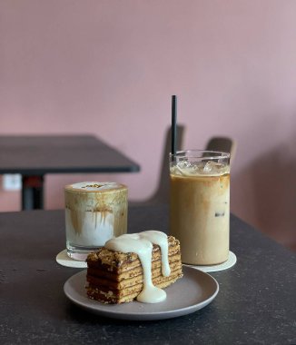 Bir bardak kahve ve bir fincan kahve.