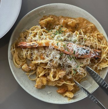 karides ve peynirli makarna