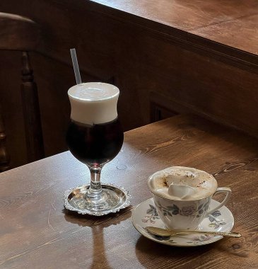 Masanın üzerinde bir fincan kahve.