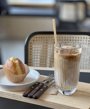 Lezzetli çikolatalı kekler tabakta, kahve de kafede.