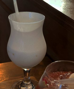 Bir bardak sütlü çay.