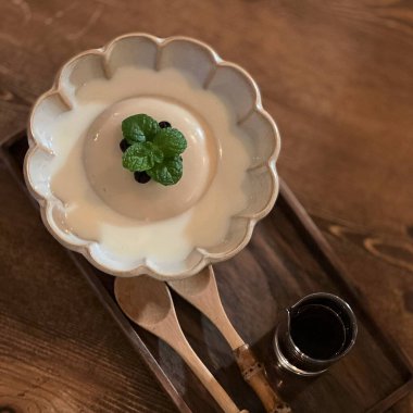 Çikolata soslu beyaz bardakta vanilyalı dondurma.