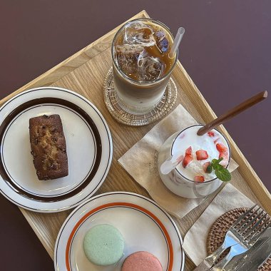 Dondurmalı çikolatalı kek ve bir fincan çay.