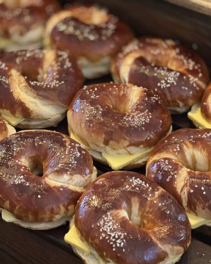 Fırında taze çörek var.