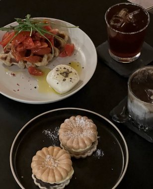 Somon soslu İtalyan makarnası, domates ve fesleğen.