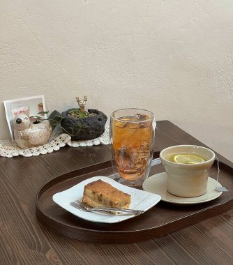 Bir bardak kahve ve bir fincan çay.