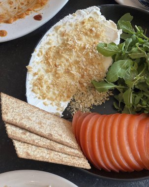 Peynirli, yumurtalı, domatesli, otlu ve baharatlı taze ve sağlıklı kahvaltı.