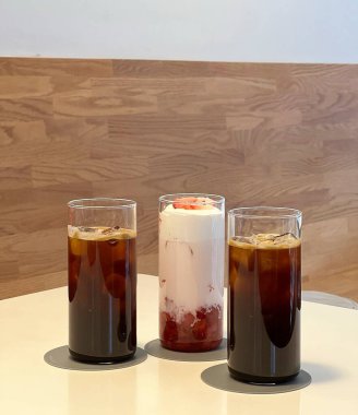 Masada buzlu kahve ve buz.