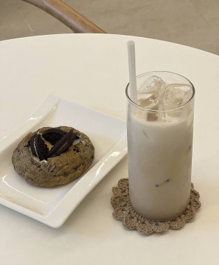 Buzlu ve kahveli bir bardak süt.