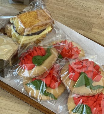 Peynirli ve çilekli sandviç. Kahvaltı