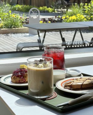 Kahve ve meyveli kahvaltı.