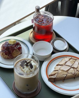 Buzlu ve kahveli çikolatalı kek.