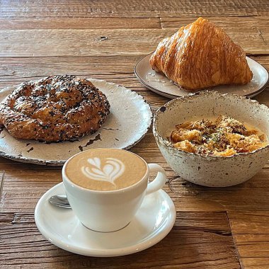 Bir fincan kahve, taze kruvasan ve hamur işleri.