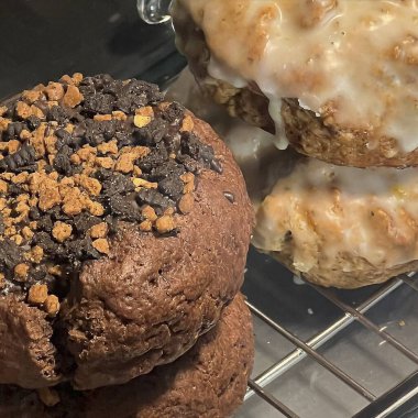 Tabakta çikolatalı çöreğin yakın plan fotoğrafı.