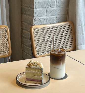 Kahve fincanı ve çay masanın üstünde.