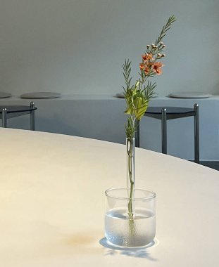 Beyaz bir masada güzel çiçekler