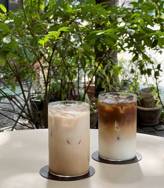 Lokantadaki ahşap masada buzlu kahve..