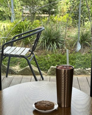 Masanın üzerinde bir fincan kahve.