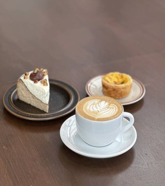 Çikolatalı kek ve kek ile kahve.