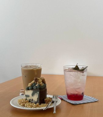 Bir bardak çay, bir fincan çay ve masada kek.