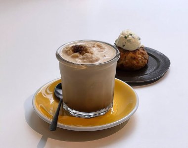 Çikolatalı ve kremalı kahve fincanı.