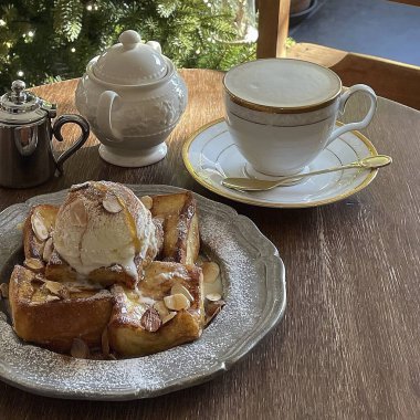 Çikolata ve kremalı lezzetli bir kahve.