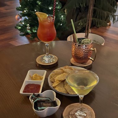 Bir bardak limonlu ve buzlu şarap.