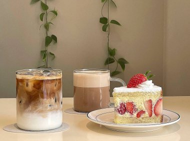 kahve ve çay keki beyaz masada.