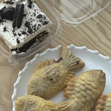 Krem şantili çikolatalı ve beyaz arka planda siyah çikolatalı yakın çekim.