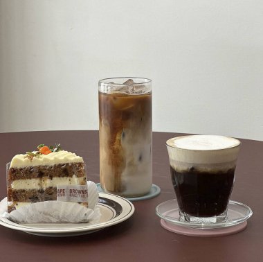 kahve, kek ve kek masada.