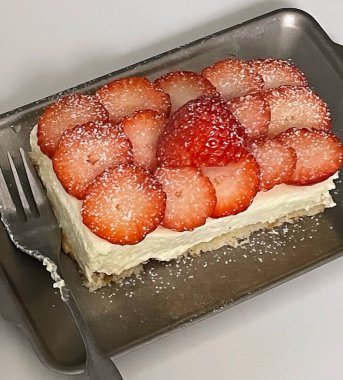 Çilekli kek ve krema.