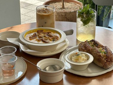 Masaya bir fincan kahve ve çay.