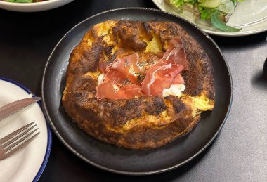 Lokantada taze pizza.