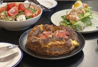 Lezzetli bir kahvaltı için yüksek açılı çekim.