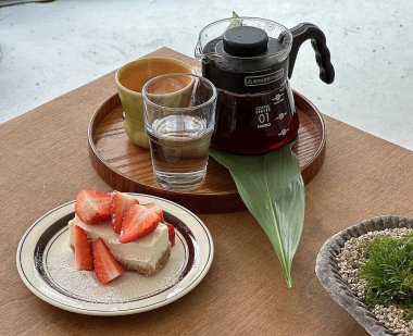 Tahta masada taze kahve, çay ve kahve ile kahvaltı..