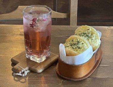 Bir fincan çay ve bir bardak su.