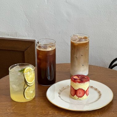 Tabağında buz küpleri olan bir fincan çay.