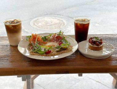 Kahvede kahvaltı, ekmek ve tost..