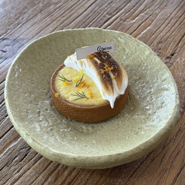 Beyaz ahşap arka planda kremalı lezzetli pasta.