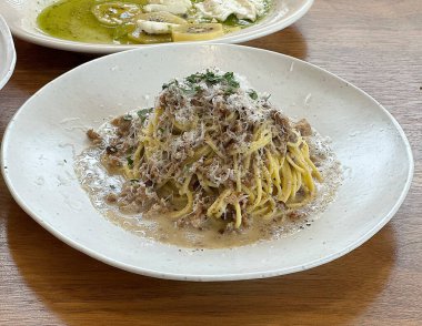 Etli, peynirli ve sebzeli spagetti